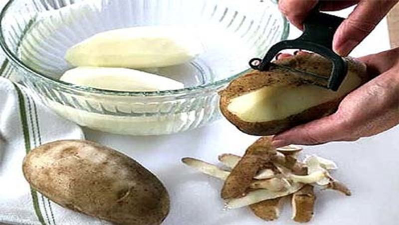 <p> बटाटे सोलून शिजवण्यासाठी सर्वप्रथम बटाटे चांगले धुवा, कारण बटाटे मातीत झाकलेले आहेत जे आपल्यासाठी हानिकारक ठरू शकतात, म्हणून ते धुणे सर्वात महत्वाचे आहे. </ p> 