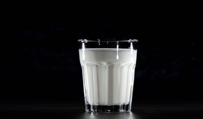 <p> दूध वापरण्यापूर्वी थोड्या काळासाठी ठेवा. जर खरे दूध असेल तर ते त्याचा रंग बदलणार नाही. दूध बनावट असल्यास ते पिवळे दिसेल. & Nbsp; </ p> 