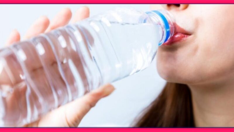 सावधान.. आपण पण प्लास्टिकच्या बॉटलमधील पाणी पिताय तर त्वरित सावध व्हा….अन्यथा गंभीर परिणांमाना द्यावे लागेल तोंड