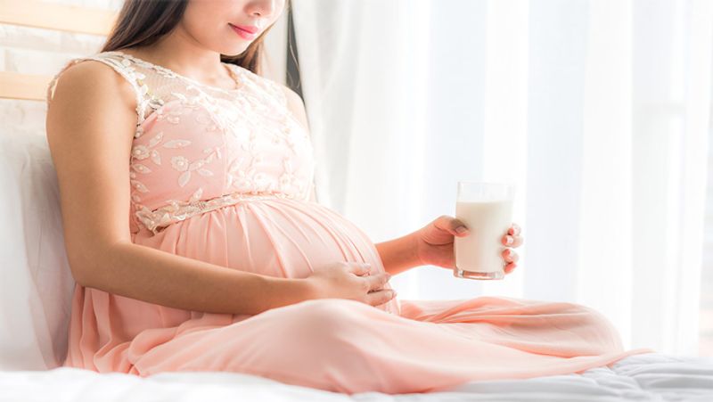 <p> गर्भधारणेदरम्यान महिलांना आंबटपणाचा धोका जास्त असतो. अशा वेळी त्यांनी गरम दुधाऐवजी थंड दूध प्यावे. दूध प्यायल्यावर लगेच झोपू नका, जरासे चाला. </ P> 