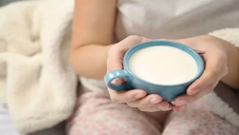 <p> असे म्हणतात की रात्री उबदार दूध पिऊन लोकांनी झोपावे, परंतु ज्यांना जठरासंबंधी समस्या आहे त्यांना फक्त थंड दूध प्यावे. हे दुधाला सहज पचवते आणि पोटाची जळजळ आराम देखील करते. </ P> 